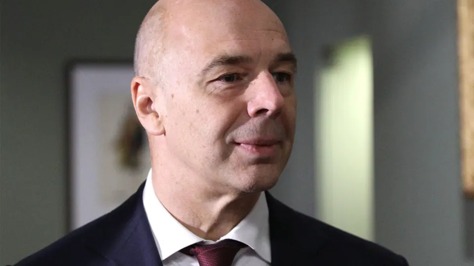 Министр финансов заявил, что компании обязаны самостоятельно закупать средства защиты: затраты можно включать в себестоимость, а правительство формирует перечень необходимого оборудования. Между тем атаки дронов серьёзно сократили переработку и спровоцировали ограничения на экспорт топлива.