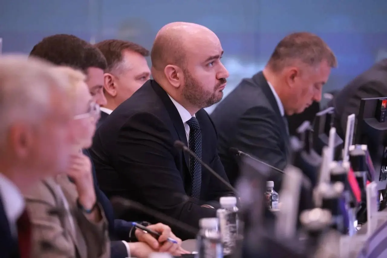 Вячеслав Федорищев принял участие в совещании по стабилизации топливного рынка: обсуждали поставки бензина и дизеля, логистику и мониторинг цен.