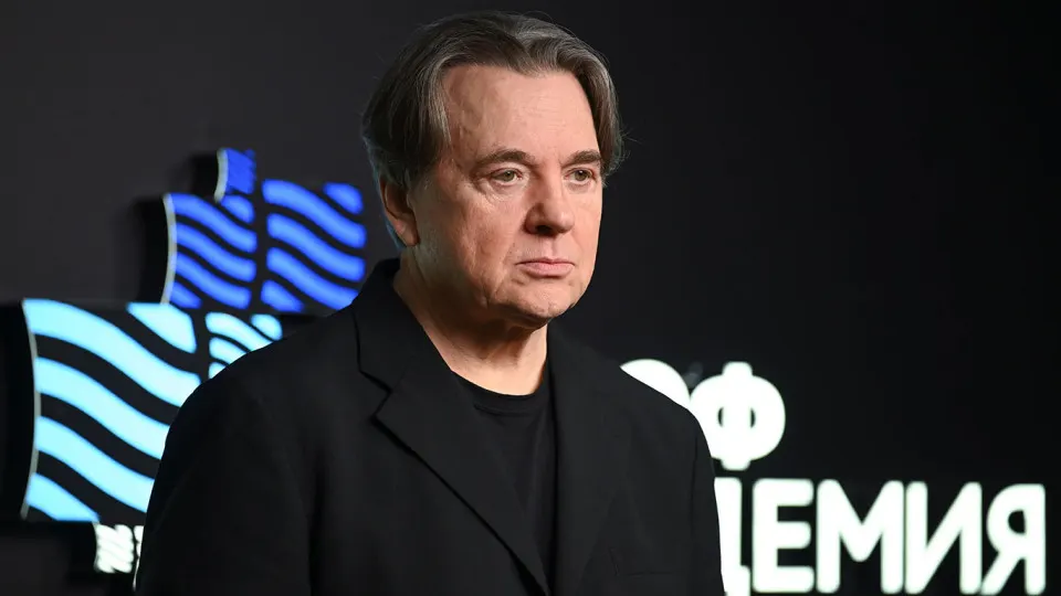Гендиректор «Первого канала» заявил о поддержке идеи ввода квот и входного сбора для зарубежных картин, инициативу продвигают режиссёры и власть в рамках защиты национального кинематографа; при этом теневой прокат остаётся значительной статьёй дохода.