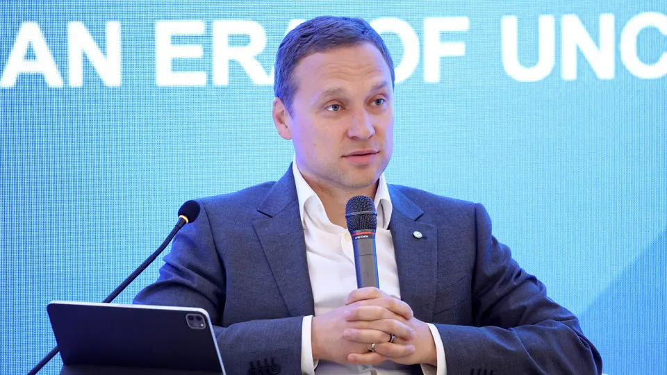 Зампред правления Сбербанка Тарас Скворцов заявил, что клиенты выводят деньги со счетов и не возвращают их в банковскую систему — это связано с ростом налоговой нагрузки, усилением контроля и переводом части расчетов в наличные.