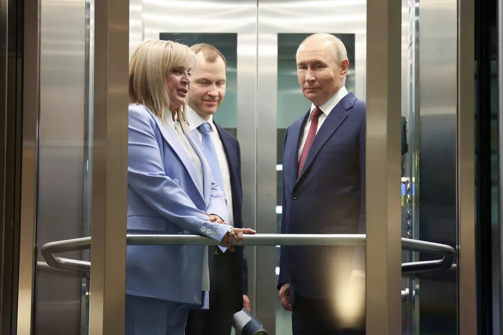 Руководители силовых структур предлагают отложить или отменить думские выборы из‑за проблем в экономике, падения рейтингов и атак беспилотников. В администрации президента и в политблоке идут жаркие дискуссии: кто настаивает на переносе, а кто — на проведении голосования по плану.