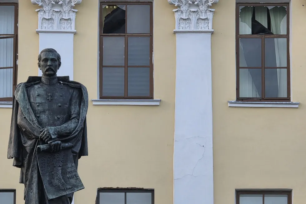 Ночью и утром по Санкт‑Петербургу и Ленинградской области, а также по ряду других регионов прошла массированная атака ударных дронов. Властями объявлены сбитые беспилотники, есть пострадавшие и эвакуированные.
