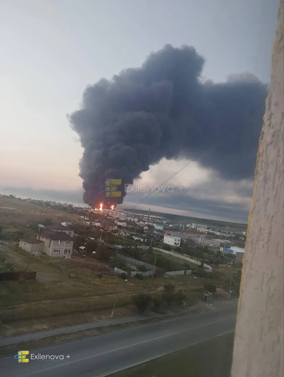 В результате удара беспилотников в районе Керченского пролива сообщают о нескольких погибших и десятках пострадавших; на месте — пожары на нефтебазе и нефтяном терминале, повреждены жилые дома и объекты ПВО.