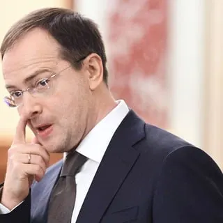 Помощник президента Владимир Мединский выступил за введение распределения и трудовых контрактов для обучающихся на бюджете — в том числе по примеру обязательной отработки врачей. Критики называют инициативу возвращением «обязаловки».