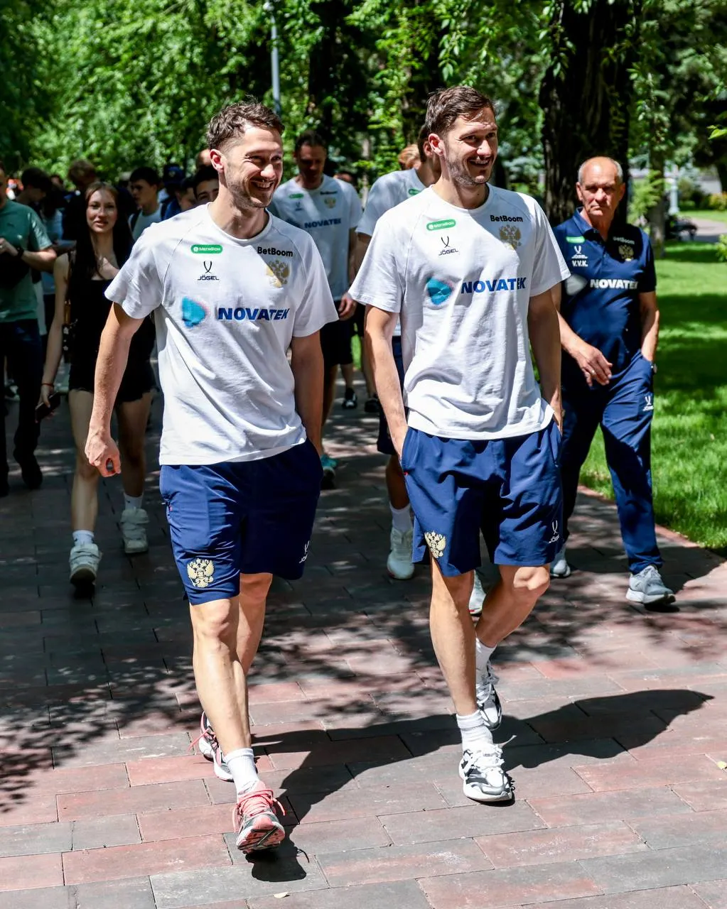 Игроки, остановившиеся в волгоградском отеле, за несколько часов до матча прошлись по городу — в сети появились тёплые снимки прогулки.