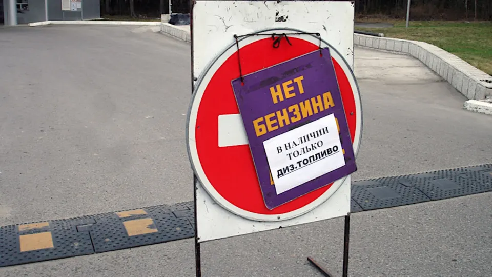 В Севастополе до первой половины дня 3 июня топливо всех марок отпускают только для оперативных служб из‑за топливного дефицита. Причина — удары по нефтеперерабатывающей инфраструктуре и логистике, что привело к сокращению производства и росту цен.