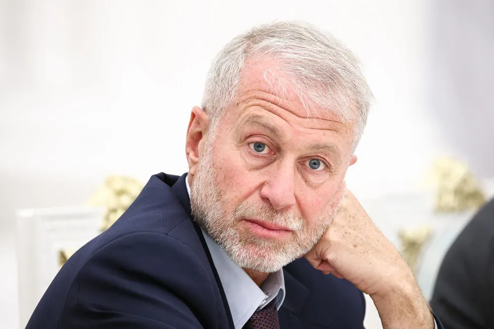 По данным нескольких собеседников, бизнесмен Роман Абрамович вёл посреднические контакты между Киевом и Москвой и в мае передал предложение Зеленского о встрече Владимиру Путину.