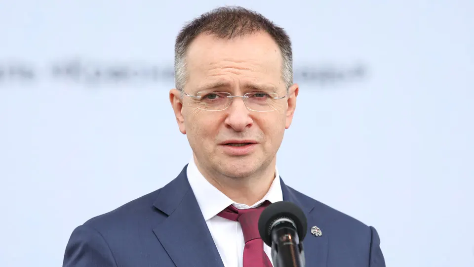 Помощник президента заявил, что государство должно жёстче контролировать идею, сценарий, съёмки и прокат фильмов на бюджетные средства, не допуская «барахло» к показу; предложены запреты, усиление контроля и создание экспертного совета по историческому контенту.