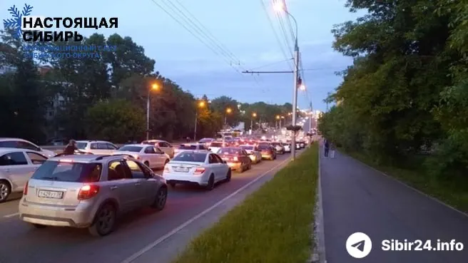 В нескольких сибирских регионах ввели жёсткие лимиты на бензин — сильнее всего дефицит ощущают в Иркутске: очереди на АЗС достигают нескольких километров, а водители часами стоят в пробках в поисках топлива.