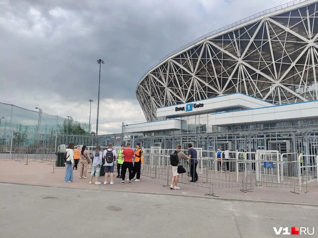 Перед матчем у стадиона заметили сотрудников полиции в форме и в штатском, а также бригады скорой помощи; массового притока людей пока не наблюдается.