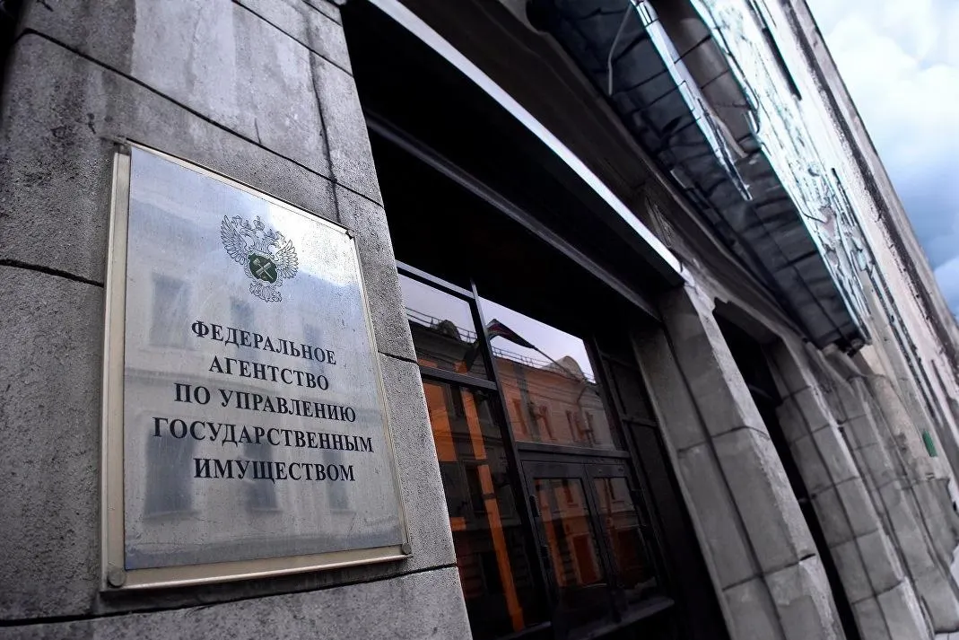 Депутаты отменили ценовой порог и шестимесячную паузу между торгами — теперь Росимущество сможет выставлять на продажу любые квартиры, изъятые по решениям судов. В закон добавили реестр оценщиков, ужесточили требования к организаторам торгов и ввели особые правила для религиозного имущества.