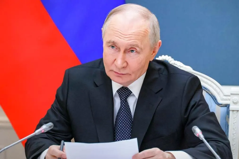 Президент подписал поправки, которые разрешают не исполнять обязательства перед кредиторами из «недружественных» стран не только по кредитам и ценным бумагам, но и по банковским вкладам. Указ вступил в силу 1 июня 2026 года; экономист Сергей Алексашенко отметил, что средства на счетах типа «С» фактически недоступны и превращаются в бесплатный ресурс для банков.