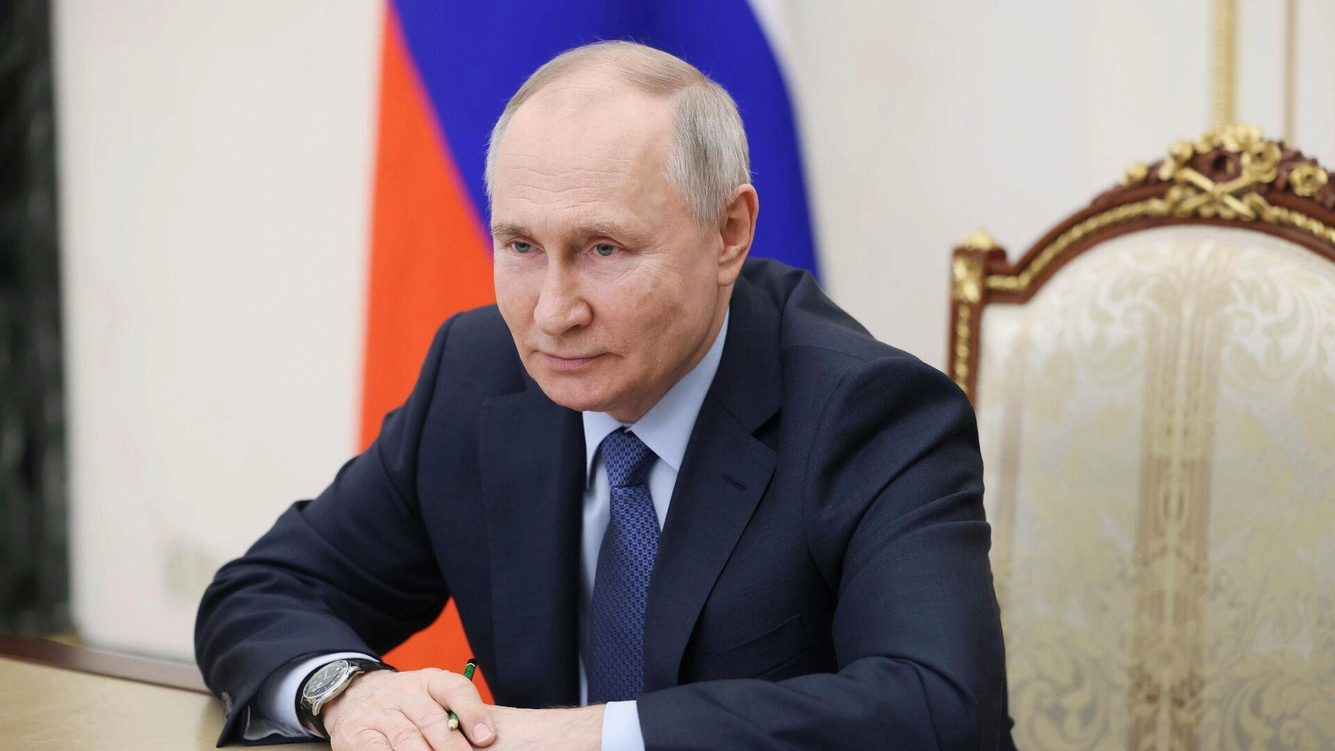 Правительство и ФСБ должны гарантировать доступ к важнейшим сервисам — системам медицинской помощи, порталу госуслуг и платежным системам — в период ограничения функционирования интернета; доклад по исполнению — до 1 июля.