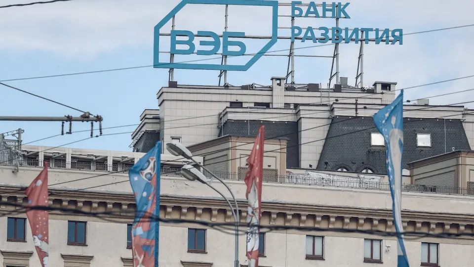 Государственный Внешэкономбанк объявил о планах уменьшить бюджет и сократить штат на 15% в рамках подготовки к параметрам бюджетирования 2027 года на фоне «кредитного охлаждения» экономики.