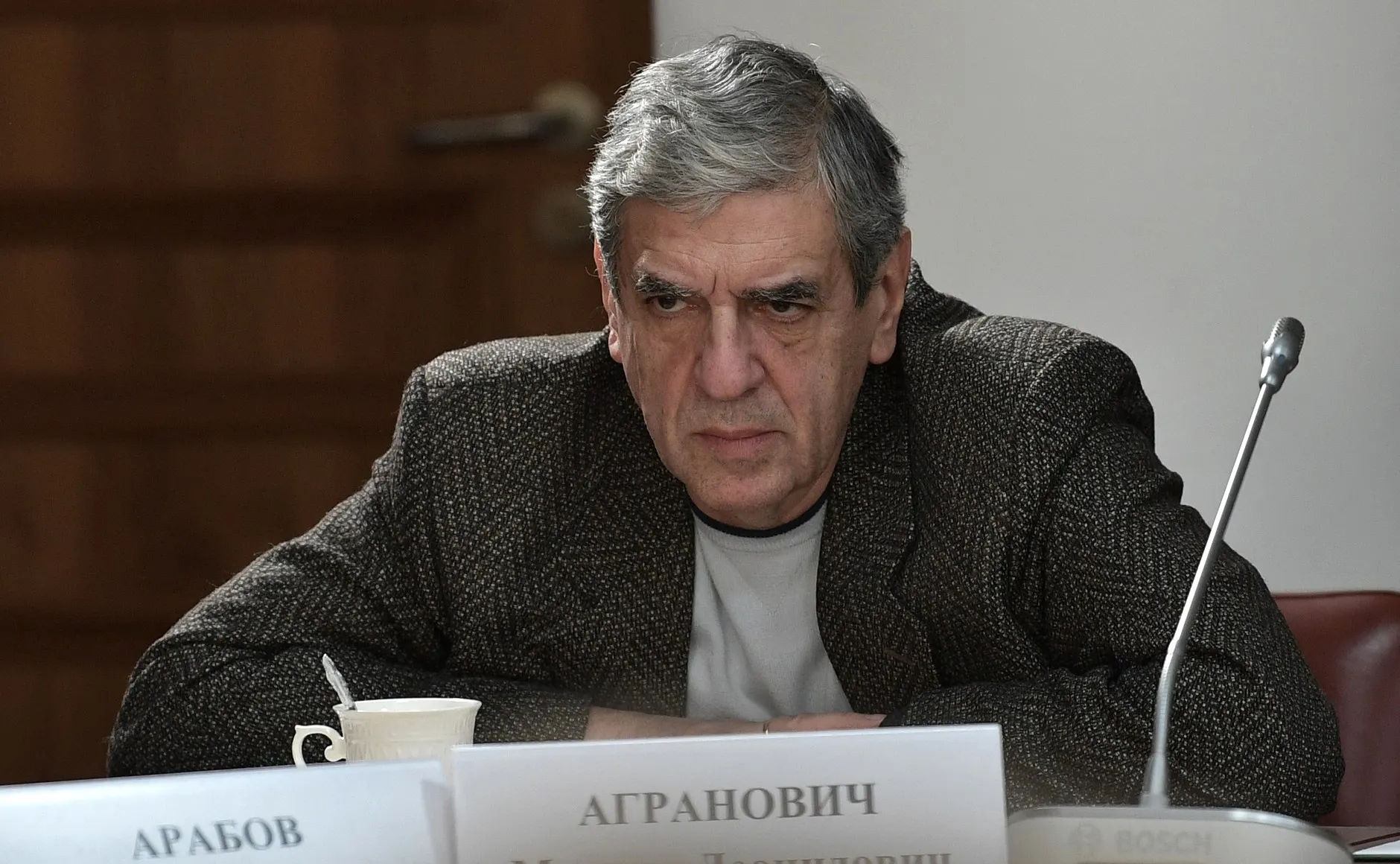 Абитуриентам предлагают бесплатное обучение с 2027 года, если они подпишут годичный контракт с Минобороны на службу в войсках беспилотных летательных аппаратов; также обещают общежитие, статус ветерана и другие льготы.