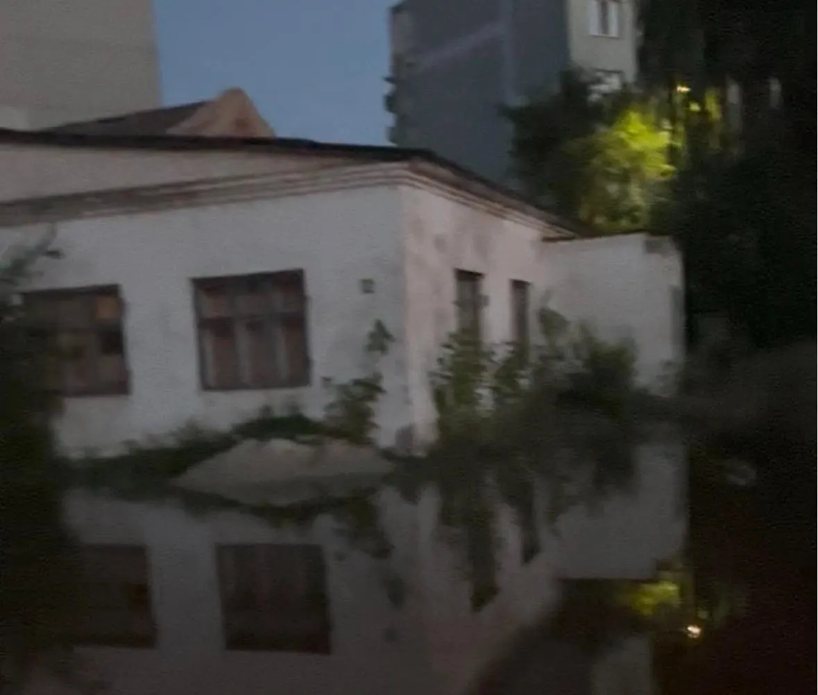 Жители жалуются на постоянную сырость, неприятный запах и лягушек из-за неисправной трубы. Обращения в службы не дали результата, при этом счета за воду приходят в полном объёме.