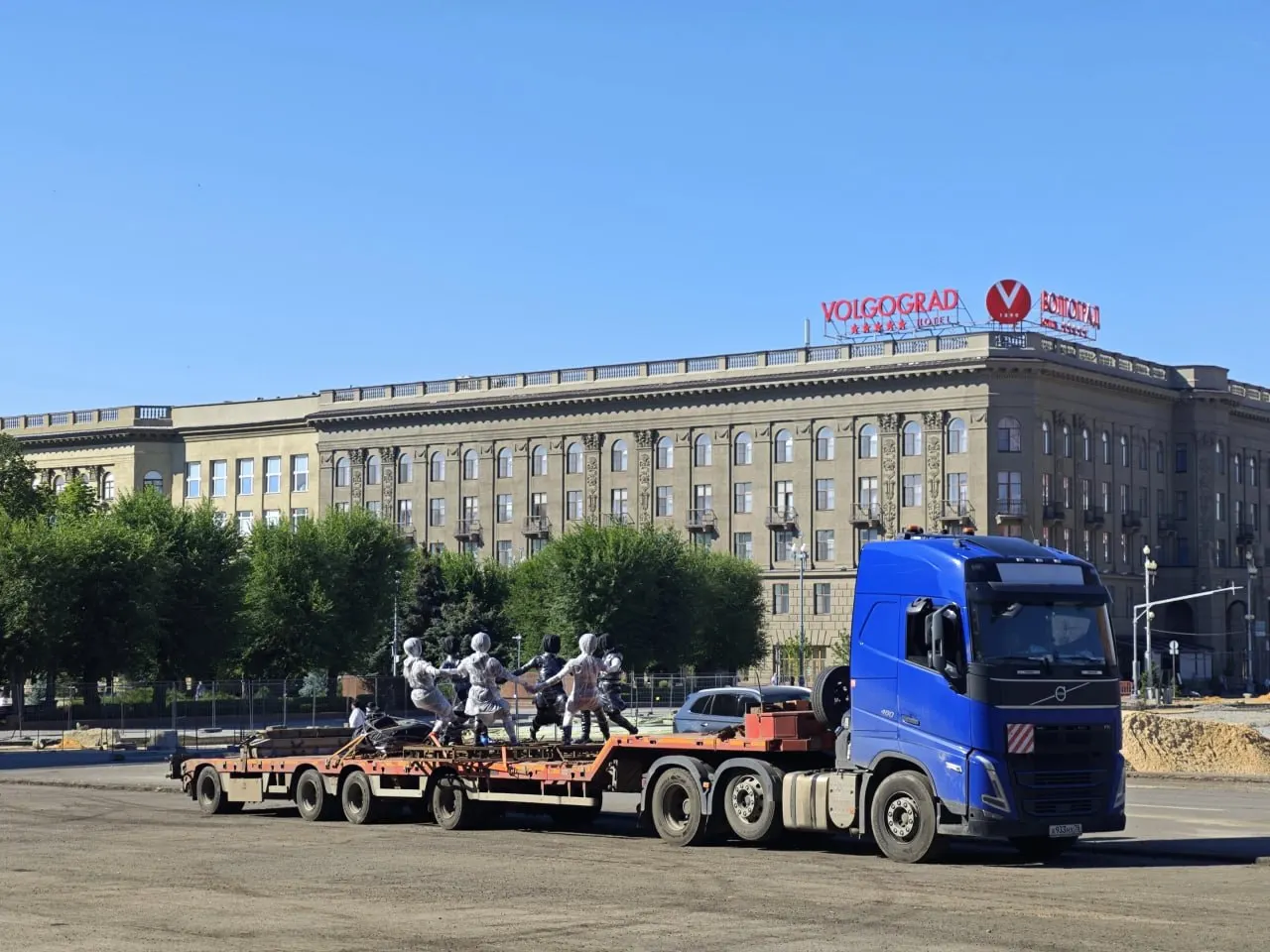 Часть знаменитого фонтана привезли в центр Волгограда и временно оставили на полуприцепе под палящим солнцем — вероятно, перед установкой неподалёку.