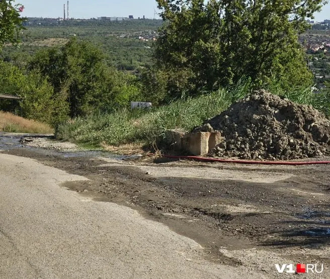 Утром 30 июля жители Ворошиловского района заметили поток дурно пахнущей жидкости, текущий по проезжей части от ярко‑оранжевой трубы в дачном массиве. Причины сброса устанавливаются.