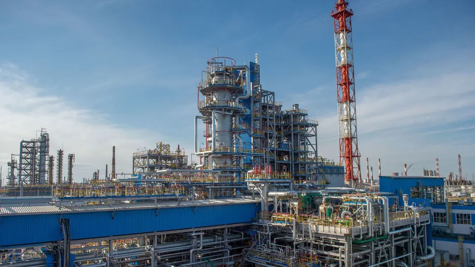 С 14 июля крупнейший завод «Газпромнефтехим Салават» приостановил переработку нефти и газового конденсата после атак БПЛА. Повреждены ключевые установки, восстановление может занять недели или месяцы.