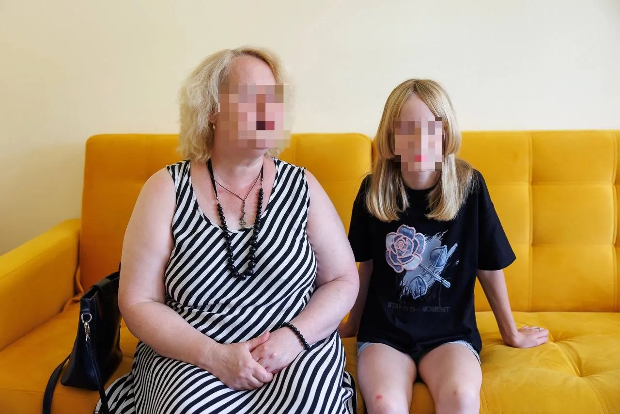 Женщина утверждает, что дочь почти год подвергалась моральным и физическим издевательствам со стороны одноклассников; по её словам, кульминацией стало приставание и фраза «Тебя в казино проиграли». Руководство школы приводит иную версию и заявляет, что разбирается в ситуации.