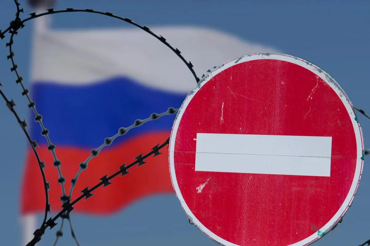 Послы стран ЕС отложили обсуждение 21-го пакета санкций до 22 июля из‑за требований Австрии о компенсации банку и опасений Греции по ограничениям на торговлю СПГ. Временный потолок цен на нефть сохранён до 23 июля.