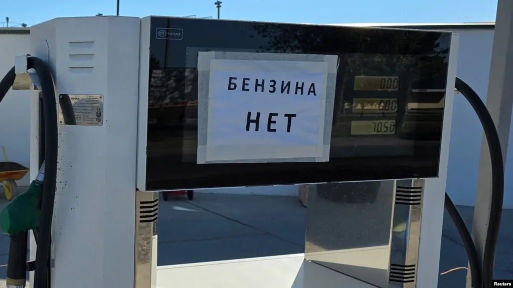 По данным Росстата, с 23 по 29 июня 2026 года в Севастополе зафиксирован рекордный рост цен на бензин — около 30%. На фоне общего дефицита топлива в стране бензин и дизель дорожают в большинстве регионов.
