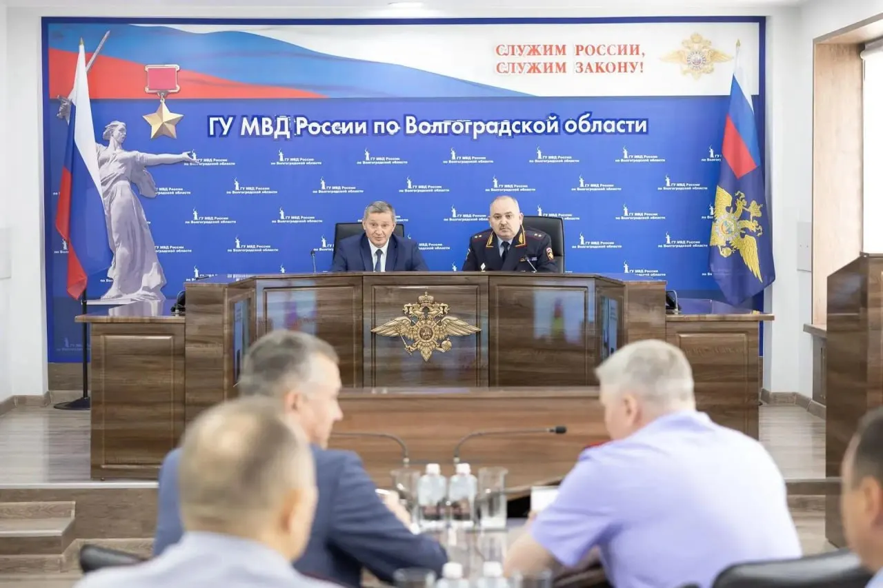 Министр внутренних дел официально представил Павла Гищенко руководителем регионального управления МВД. Губернатор Андрей Бочаров отметил его большой опыт и выразил надежду на продолжение конструктивного сотрудничества.