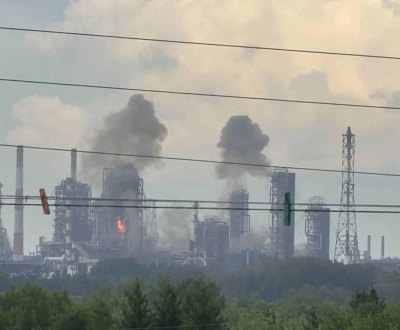 На Омском нефтеперерабатывающем заводе произошёл сильный пожар после удара беспилотных летательных аппаратов — удар зафиксирован примерно в 2 500 км от линии фронта.