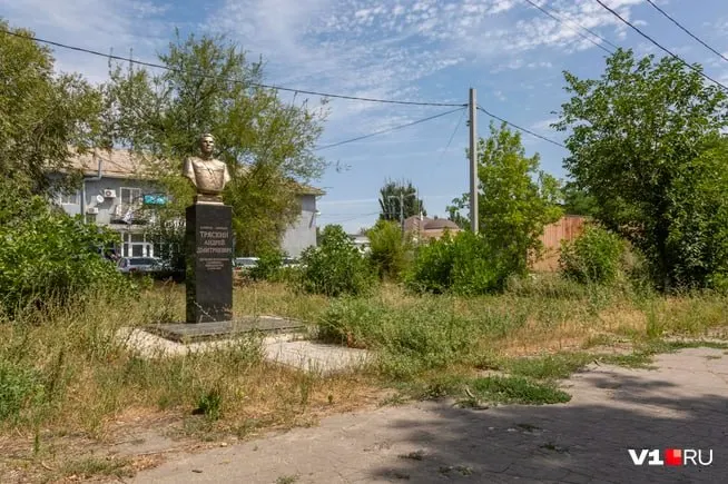 Бульвар в посёлке Мансардный в Краснооктябрьском районе долгое время не убирают: трава и мусор вплотную окружили даже памятный бюст напротив райотдела полиции.