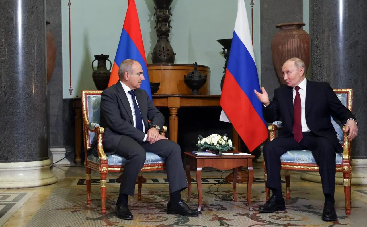 Премьер-министр Армении предупредил, что непринятие мер по запретам на ввоз армянских товаров грозит распадом Евразийского экономического союза; он обсудил ситуацию по телефону с президентом России и призвал искать альтернативы.