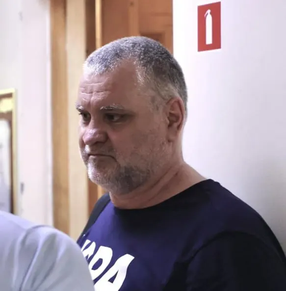 Суд отказал в замене меры пресечения для Михаила Серенко: он останется в СИЗО до 7 октября. Ему предъявлены несколько уголовных обвинений — от вымогательства до реабилитации нацизма, а также клевета и распространение порнографии.