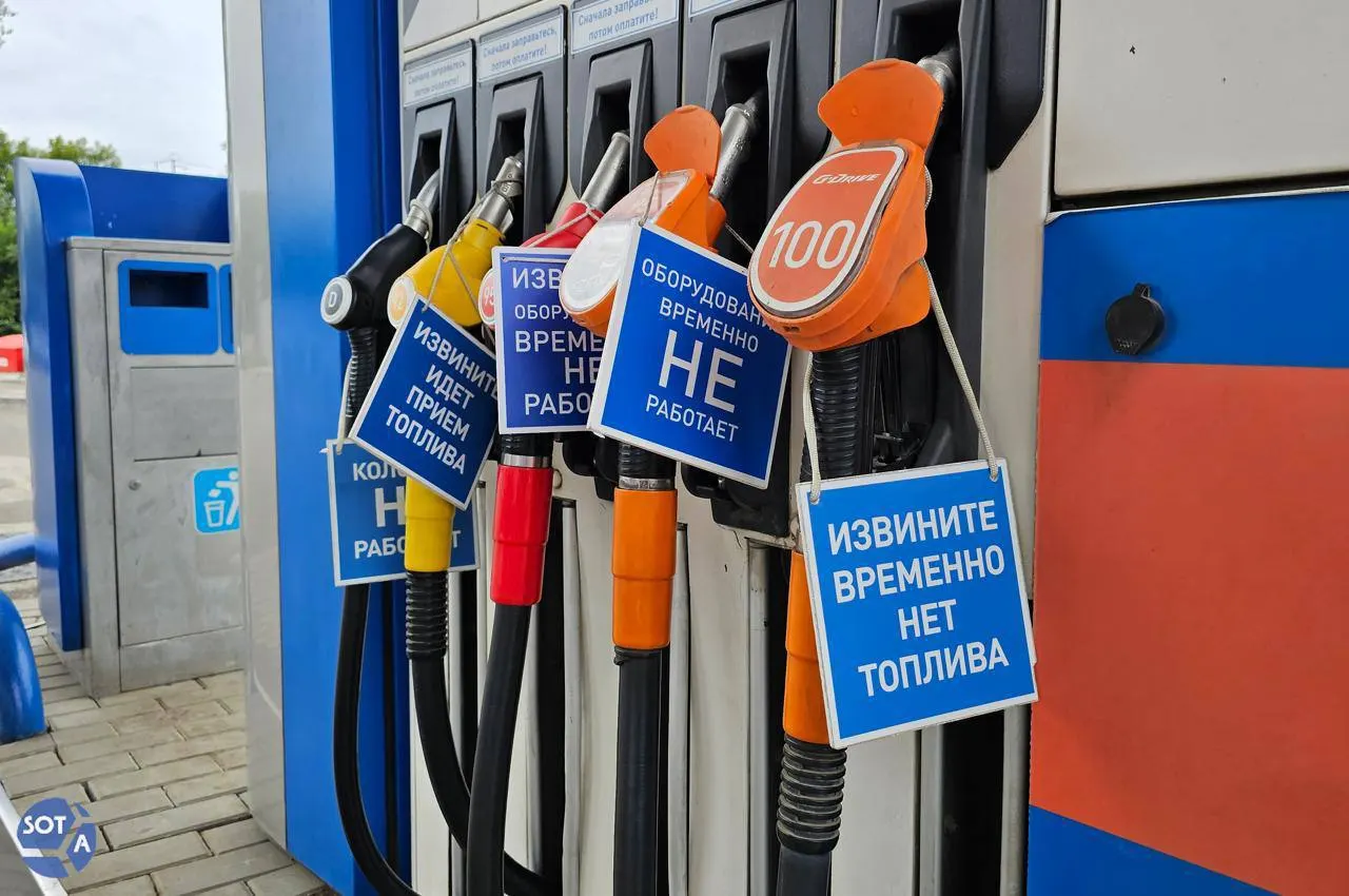Медианные цены на большинство марок топлива заметно подскочили; эксперты считают, что дефицит и структурные ограничения не позволят бензину быстро подешеветь.
