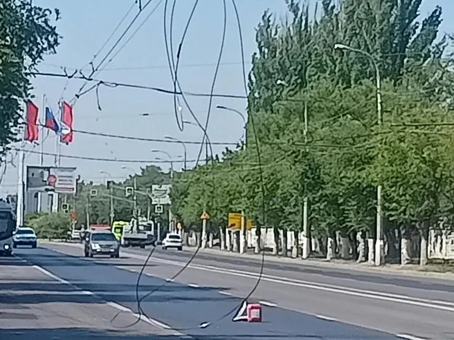 Утром 14 июля в Волгограде скорректировали движение троллейбусного маршрута №9 из‑за технических неполадок в контактной сети. Это уже второй обрыв на участке проспекта Ленина в Тракторозаводском районе за несколько дней.