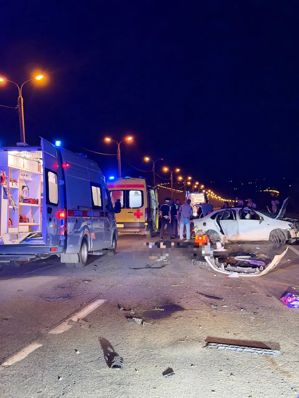 Ночью на Третьей продольной магистрали в районе Моторного кладбища в Волгограде произошла серьёзная авария: по словам очевидцев, два человека погибли, ещё четыре получили ранения. Причины ДТП устанавливаются.