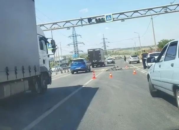 По предварительным данным, велосипедист переходил дорогу по пешеходному переходу на разрешающий сигнал, его сбил автомобиль Renault, водитель которого проехал на «красный». Полиция уточняет обстоятельства ДТП.