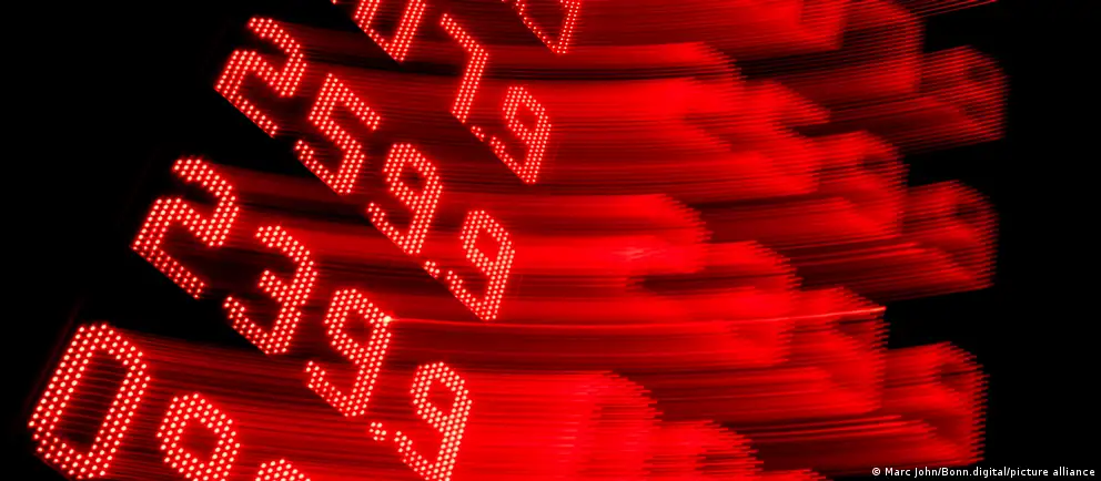 Из‑за регулярных ударов по нефтеперерабатывающим заводам Россия временно остановила вывоз всех видов топлива, включая дизель. Это обострило дефицит и вызвало рост цен на мировом рынке.