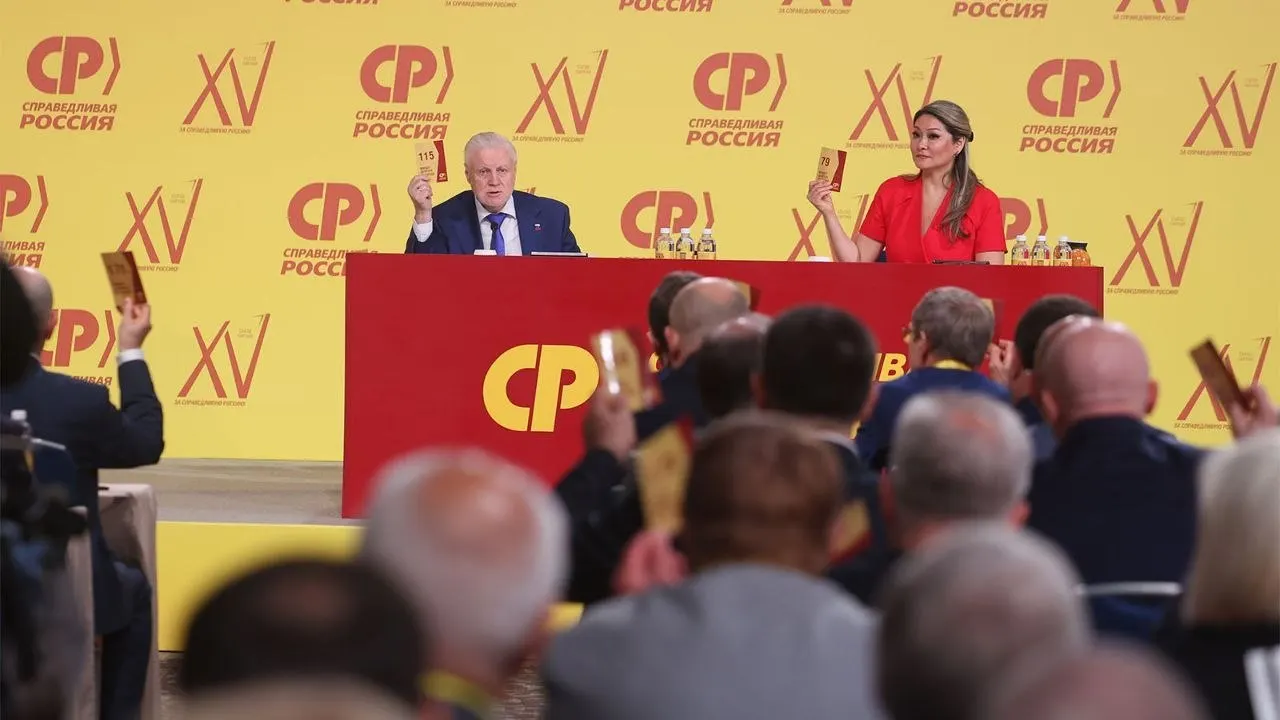 Партия объявила списки: 224 кандидата — в одномандатных округах и 263 — по спискам, разделённым на 37 региональных групп. В списках — действующие депутаты, региональные руководители и участники СВО; при этом партия столкнулась с недавними уходами и низким рейтингом в опросах.