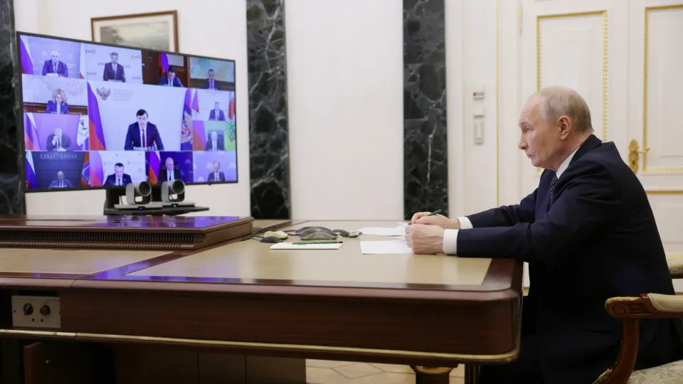 Президент поддержал предложение губернатора Забайкалья о создании сети небольших нефтеперерабатывающих заводов на фоне топливного кризиса после ударов беспилотников. Правительство ввело новые ограничения на экспорт и розничные продажи топлива.