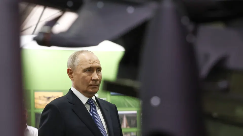 На форуме «Все для победы» президент заявил, что через Общероссийский народный фронт граждане добровольно направили около 70 млрд руб. на цели СВО. В то же время военные расходы достигают рекордных значений и в первом квартале 2026 года составили почти половину федерального бюджета.