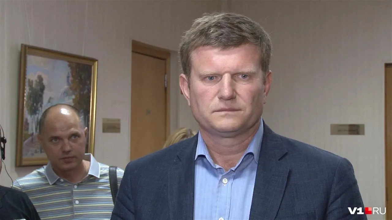 Судебные приставы наложили арест на активы бывшего депутата от Волгоградской области Олега Савченко. В перечень попали ГК «Европейская подшипниковая корпорация», порт «Каспий» и связанные компании; из‑за блокировок приостановлена работа порта и у некоторых предприятий возникли проблемы с выплатой зарплат.