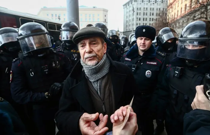 В Хорошевском суде Москвы началось заочное рассмотрение дела 84‑летнего правозащитника: прокуратура просит 6,5 года колонии и десять лет запрета на администрирование сайтов.
