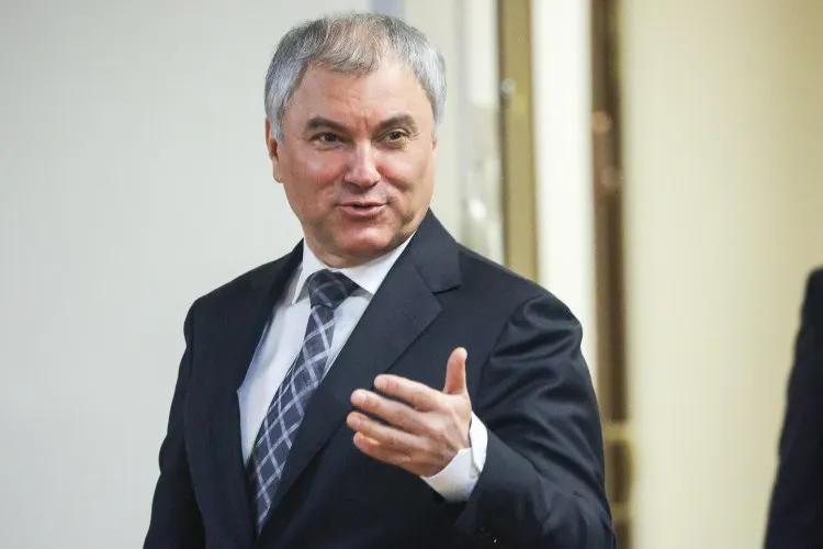 Спикер Госдумы призвал активнее пользоваться городским электротранспортом, отметив, что трамваи могут разгрузить дороги, улучшить экологию и стать более дешёвой альтернативой на фоне дефицита топлива.