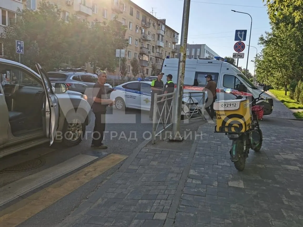 В Ворошиловском районе Волгограда автомобиль Toyota Land Cruiser сбил девушку на пешеходном переходе. Ей оказали помощь на месте, госпитализация не потребовалась.