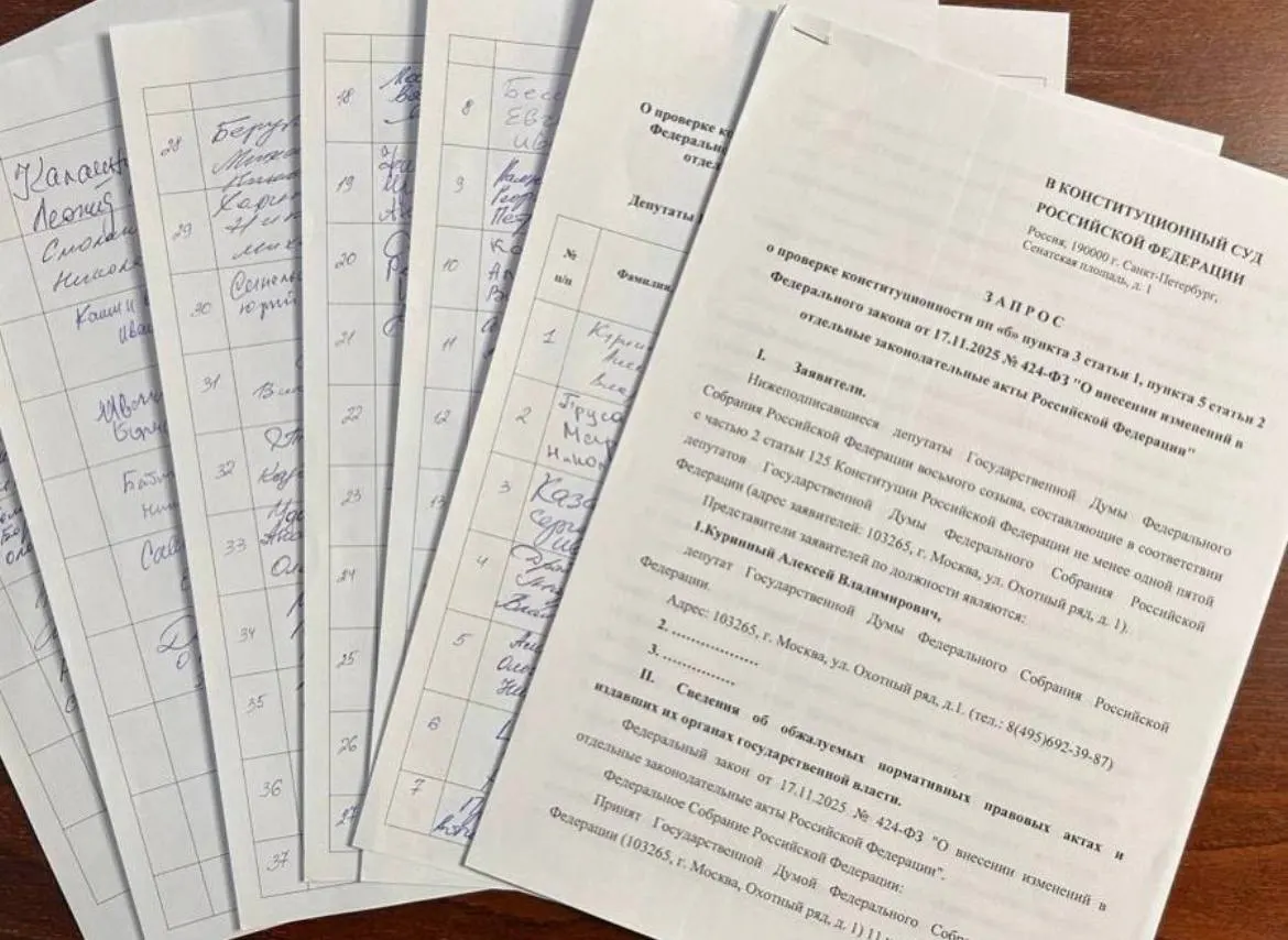 Депутат от Ульяновской области Алексей Куринный собрал 73 подписи коллег для запроса в Конституционный суд о проверке закона об обязательной отработке для студентов‑медиков; для обращения требуется 90 подписей.
