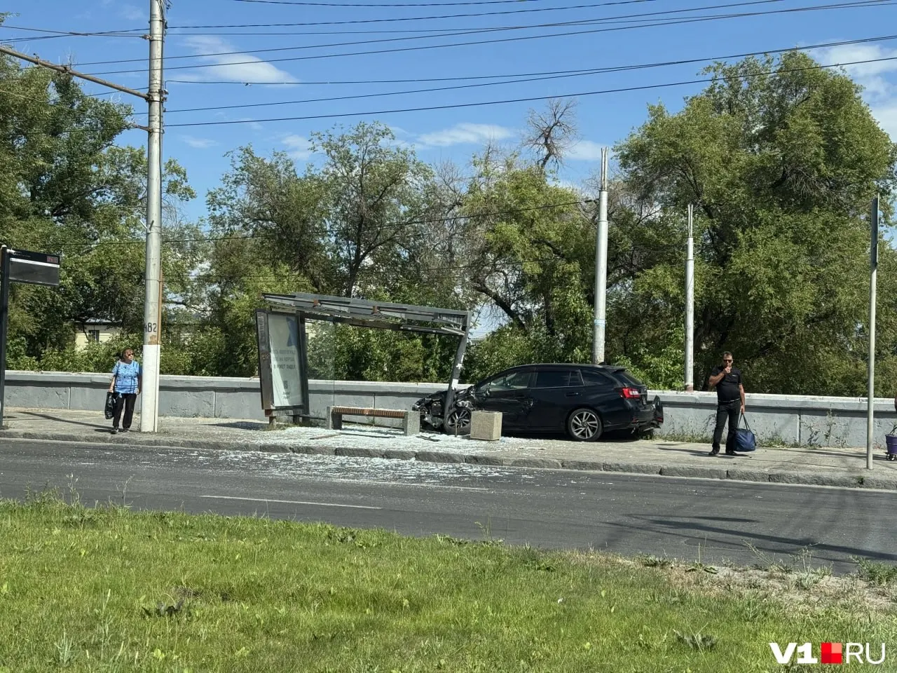 Иномарка врезалась в остановочный павильон на перекрёстке у остановки «Проспект Металлургов». По данным облздрава, один человек получил травмы, помощь ему оказали на месте.