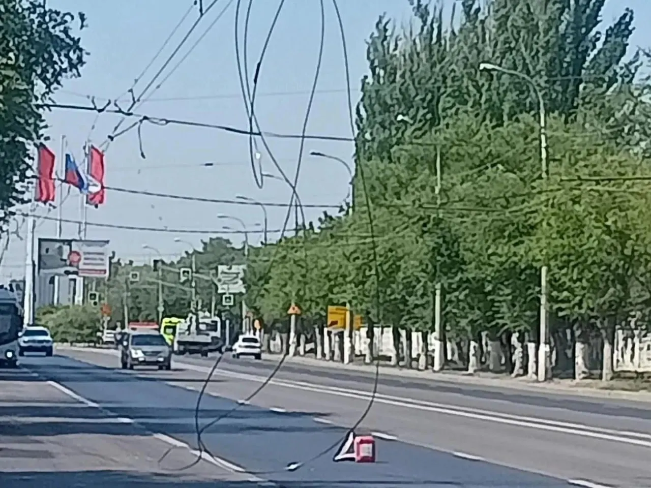 В Тракторозаводском районе при повороте на улицу Тракторостроителей оборвался провод контактной сети: пострадавших нет, коммунальщики выясняют причины и обещают компенсации.
