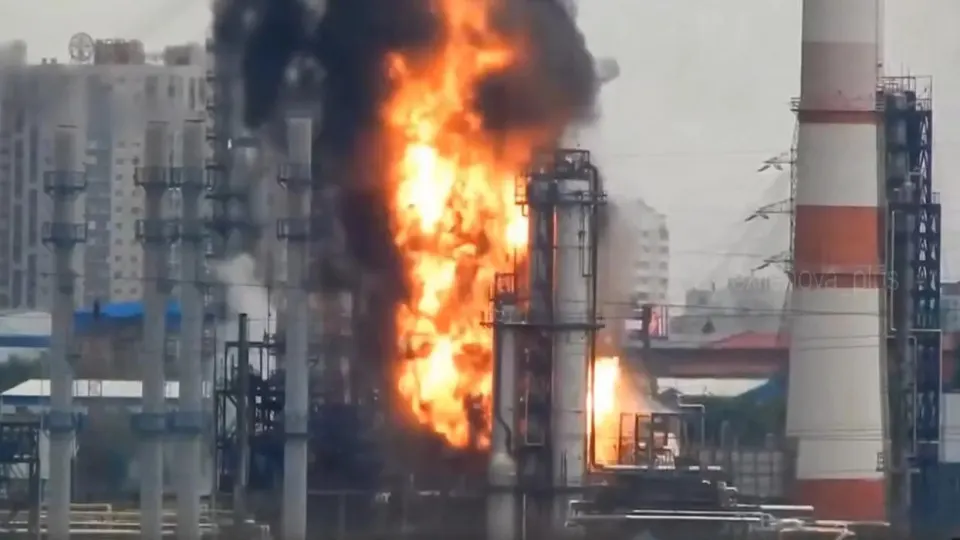 Остановка нескольких крупных нефтеперерабатывающих заводов сократила выпуск автобензина до примерно 65% от летнего уровня потребления; нехватку частично покрывают поставки из Белоруссии и ранее накопленные запасы.
