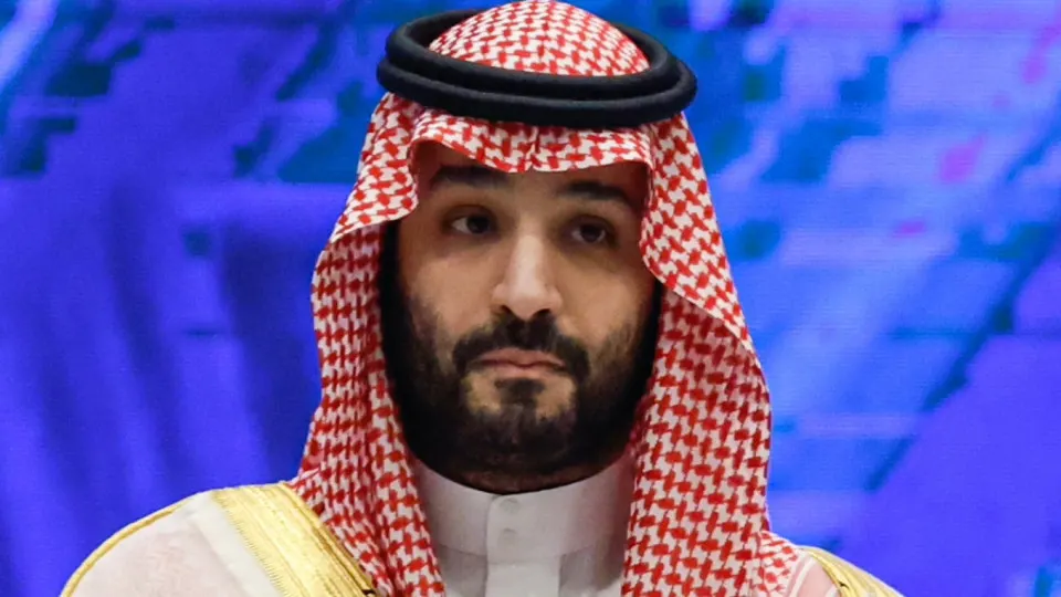 Королевство объявило сокращение отгрузочной цены на сорт Arab Light на $11 за баррель для августа, что усиливает давление на мировые котировки, обрушивает цену Urals и увеличивает риски для доходов российского бюджета.