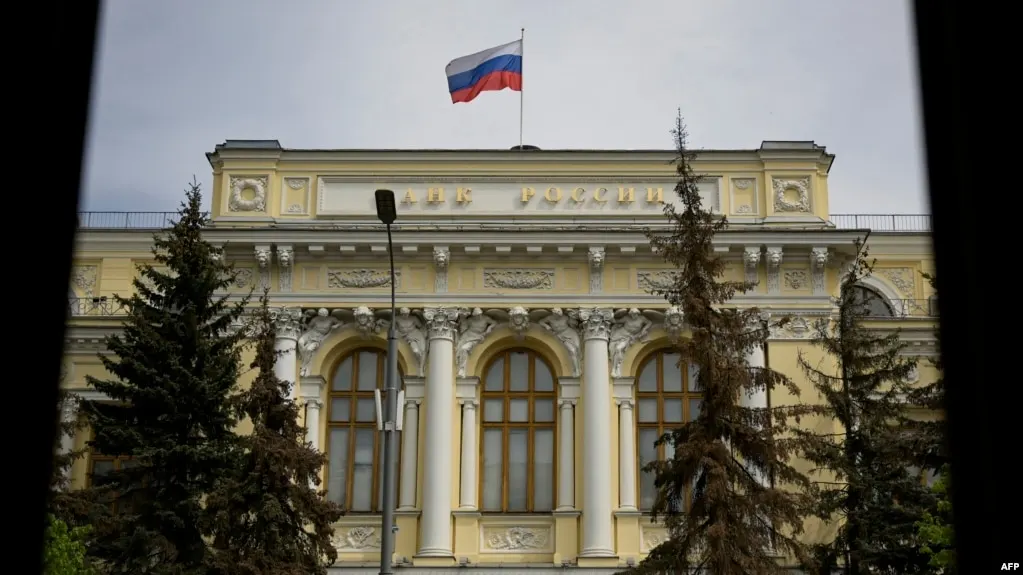 ЦБ России включил Bitcoin, Ethereum и Tether USDT в перечень криптоактивов, доступных на биржах, с лимитами для неквалифицированных инвесторов и требованиями к тестированию рисков. Закон о цифровых валютах вступит в силу в 2026 году.