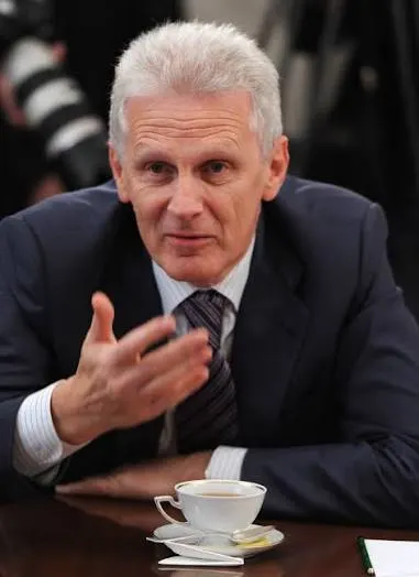 Помощник президента и бывший министр образования заявил, что ЕГЭ следует усложнять из-за большого числа выпускников с максимальными баллами; также затрагивалась квота для участников СВО.